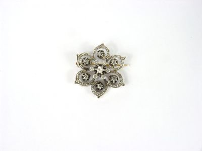 BROCHE en or rose et gris 750 ‰, avec au centre un diamant t…