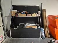 Caisson étagère et son contenu en sangles, adhésifs et débar…