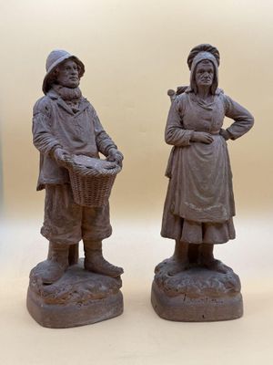 deux figurines représentant des femmes debout l'une à côté de l'autre