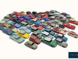 un grand nombre de voitures-jouets sur une surface blanche