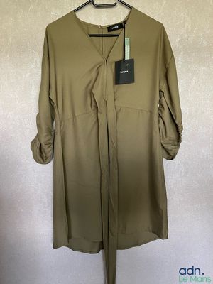 une chemise pour femme avec un nœud autour du cou et des manches longues