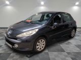 la photo d'une voiture noire garée dans un garage