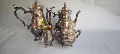 trois pièces de service à thé et à café en argent sur fond blanc