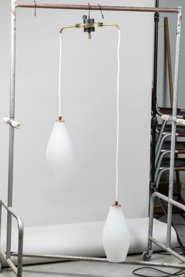 deux lampes suspendues à un poteau métallique