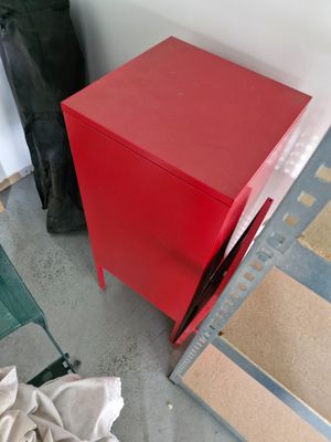 Petit meuble en métal rouge à trois niveaux ; on y joint une…