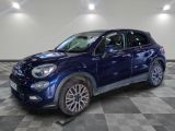 Le SUV Fiat bleu est garé dans une grande pièce.