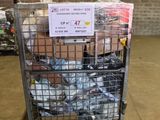 un chariot contenant beaucoup d'articles dans un entrepôt