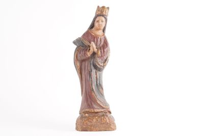 figurine représentant une femme coiffée d'une couronne, sur fond blanc