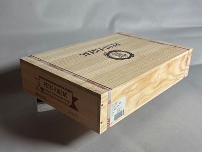 la boîte est vide et prête à être ouverte sur la table