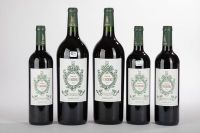 quatre bouteilles de vin sont alignées