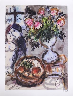 une peinture représentant un vase de fleurs et de fruits sur une table