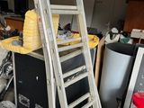 une échelle appuyée contre un mur dans un garage