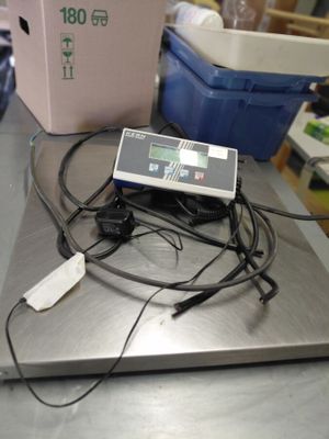 une photo d'une balance posée sur une table dans un entrepôt