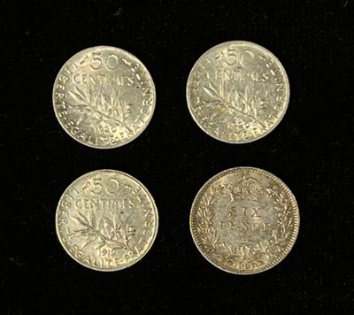 quatre types différents de pièces d'argent sur un fond noir