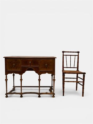 deux meubles, dont une table, une chaise et un buffet