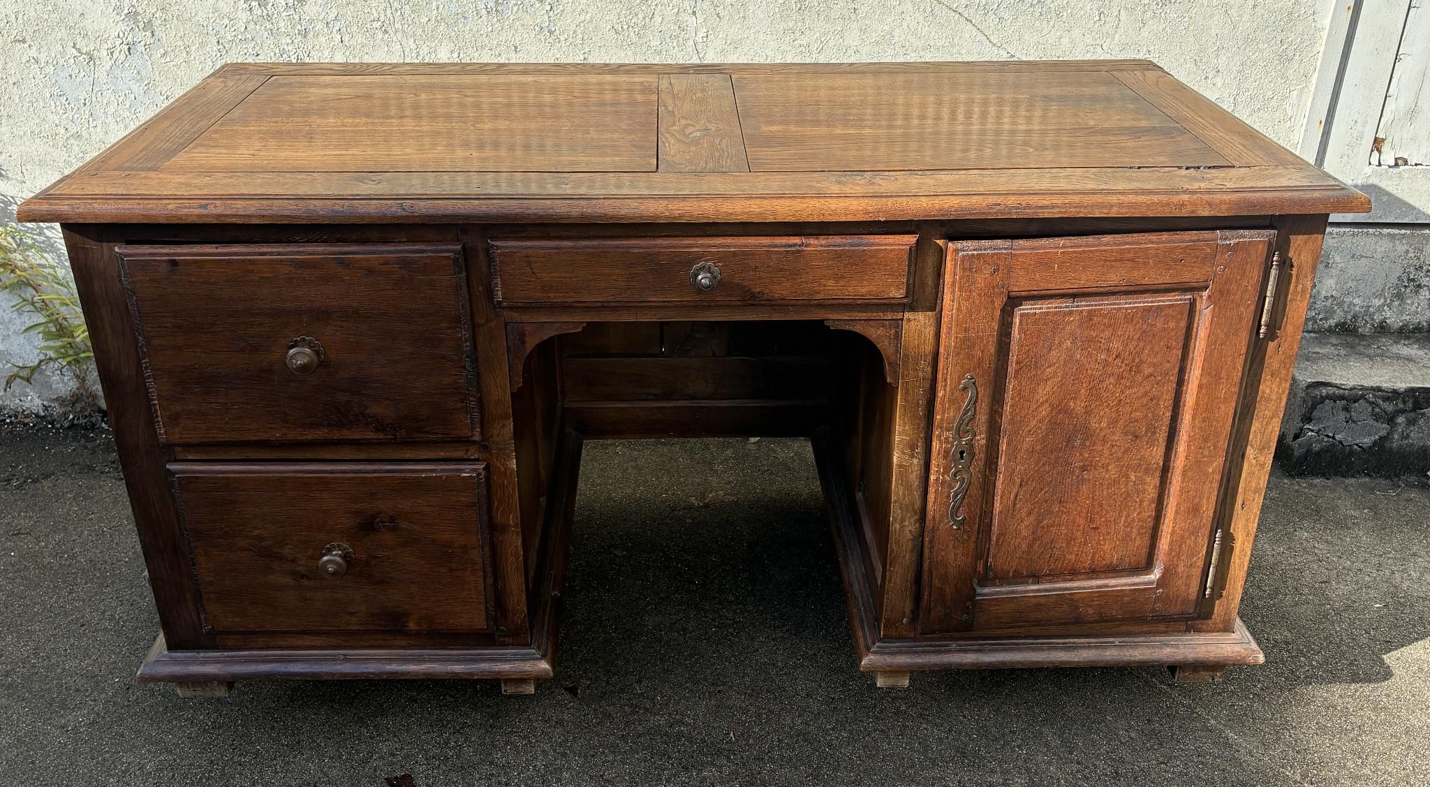 Bureau à caissons en noyer massif mouluré et sculpté ouvrant…