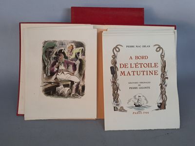 deux livres ouverts sur une table