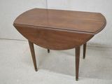 une petite table avec un abattant