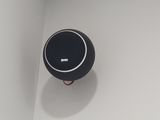 une enceinte noire fixée au mur d'une pièce