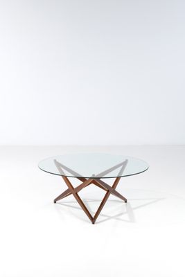une table basse en verre avec des pieds en bois et un plateau en verre
