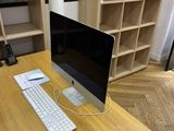 un bureau équipé d'un ordinateur et d'un clavier