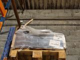 une palette sur laquelle se trouvent tout un tas d'articles en plastique