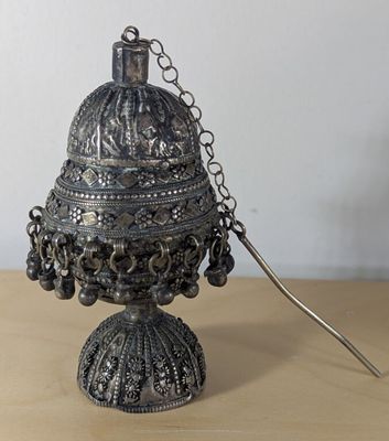 YÉMEN, région de Sanaa. Boîte à khôl yéménite en argent pati…
