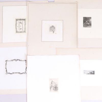 beaucoup de photos accrochées au mur d'une pièce