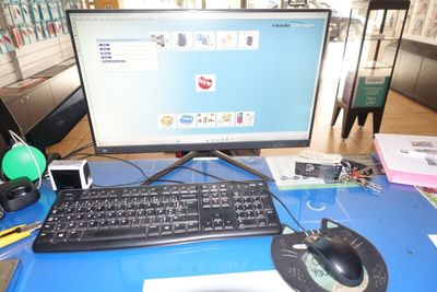 un écran d'ordinateur et un clavier sur un bureau dans une pièce