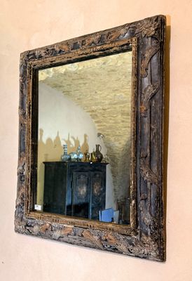 un miroir accroché au mur au-dessus d'un meuble