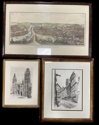 trois dessins encadrés représentant une ville et une rivière, dans un cadre en bois