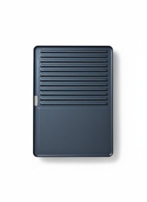 un gros plan d'une petite radio posée sur une surface blanche