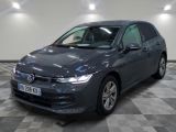 La Volkswagen Golf grise est garée sur un sol en carrelage à damier.