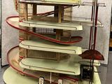 une maquette représentant une tour de planches de surf posée sur une table