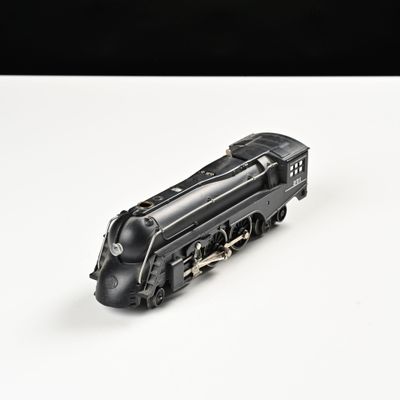 un petit train posé sur une surface blanche