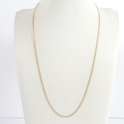 un collier à chaîne en or sur un mannequin mannequin mannequin mannequin mannequin mannequin mannequin mannequin mannequin mannequin