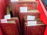 beaucoup de livres qui se trouvent dans une boîte rouge