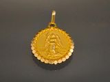 un pendentif en or sur lequel est représentée la Vierge à l'Enfant
