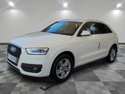 un SUV Audi blanc garé sur un sol en carrelage à damier