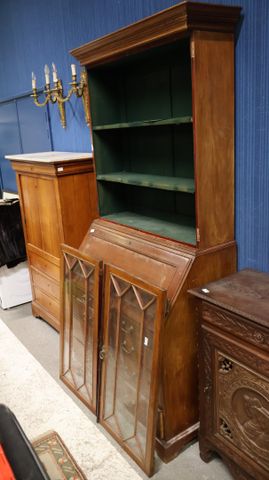 Secrétaire scriban en acajou réhaussé d’une vitrine ouvrant à deu...