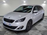 la voiture blanche est garée sur un sol en damier dans le garage