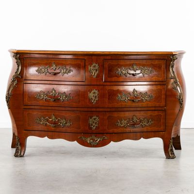 une commode en bois ornée de sculptures
