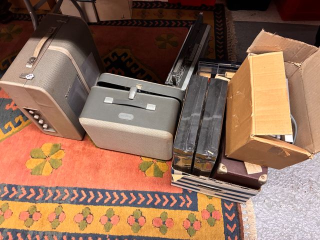 Lot tourne disque, projecteur, poste radio cassette, appareil à d...