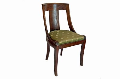 une chaise en bois avec une assise rembourrée verte