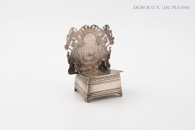 une image représentant une assiette en argent sur laquelle figure le portrait d'un homme