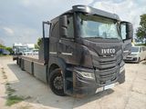 un camion noir garé dans un parking