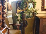 une pièce avec un miroir, une chaise et une table