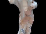 une figurine représentant un homme coiffé d'un haut-de-forme