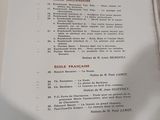 un livre ouvert sur lequel figure un menu, posé sur une table