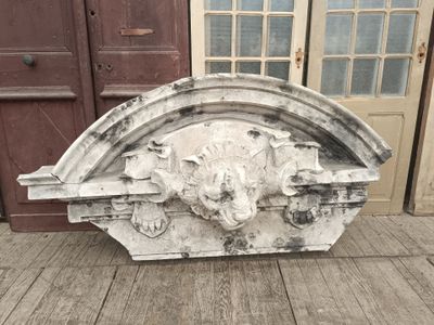 une sculpture en pierre représentant un lion posée sur un parquet